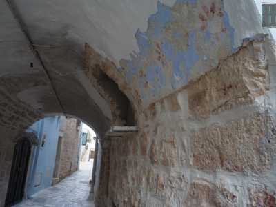 La nostra visita prosegue tra i vicoli che circondano la chiesa: quelli senza uscita prendono il nome di chiassi